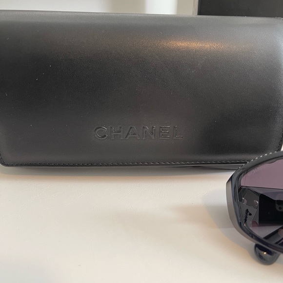 Chanel shield sunglasses with silver chain link - Picture 5 of 12